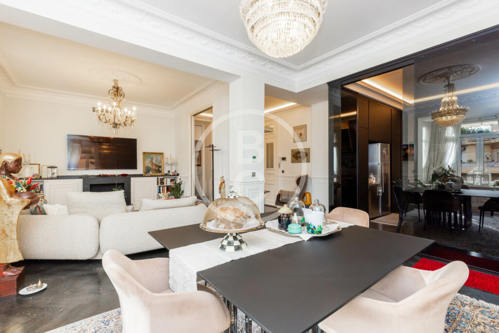 MAGNIFICENT BOURGEOIS APARTMENT