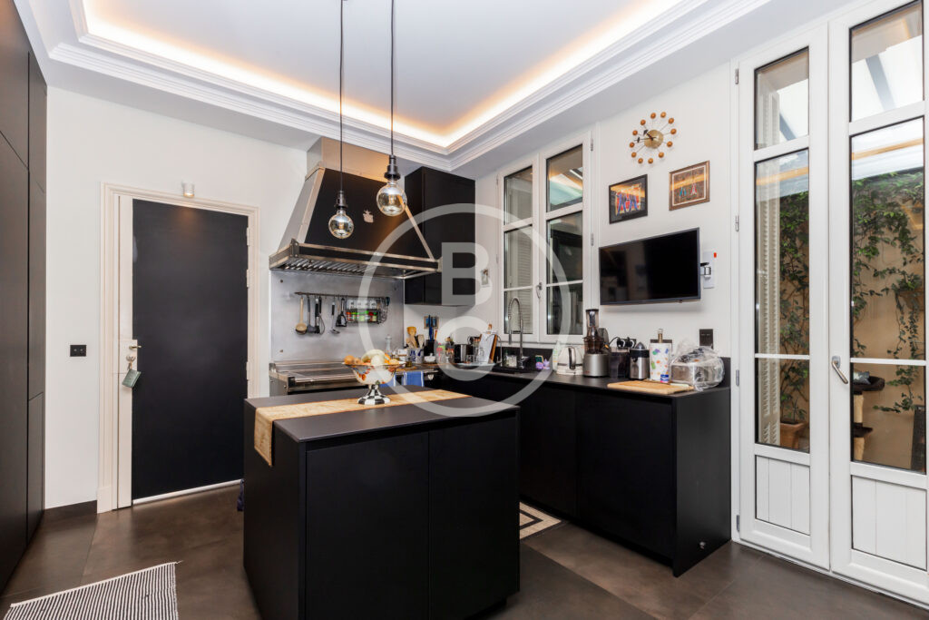 MAGNIFICENT BOURGEOIS APARTMENT
