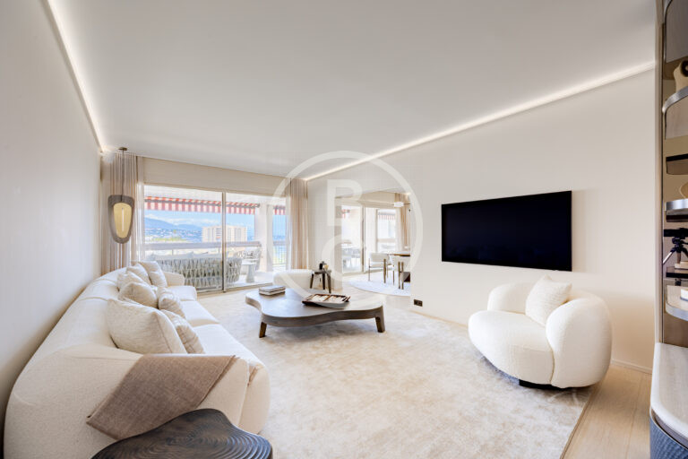 SPACIOUS & LUXURIOUS 4-PIECE GOLDEN SQUARE
