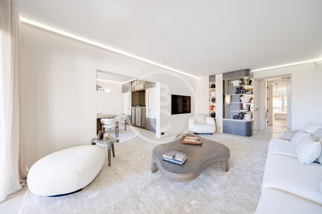 SPACIOUS & LUXURIOUS 4-PIECE GOLDEN SQUARE