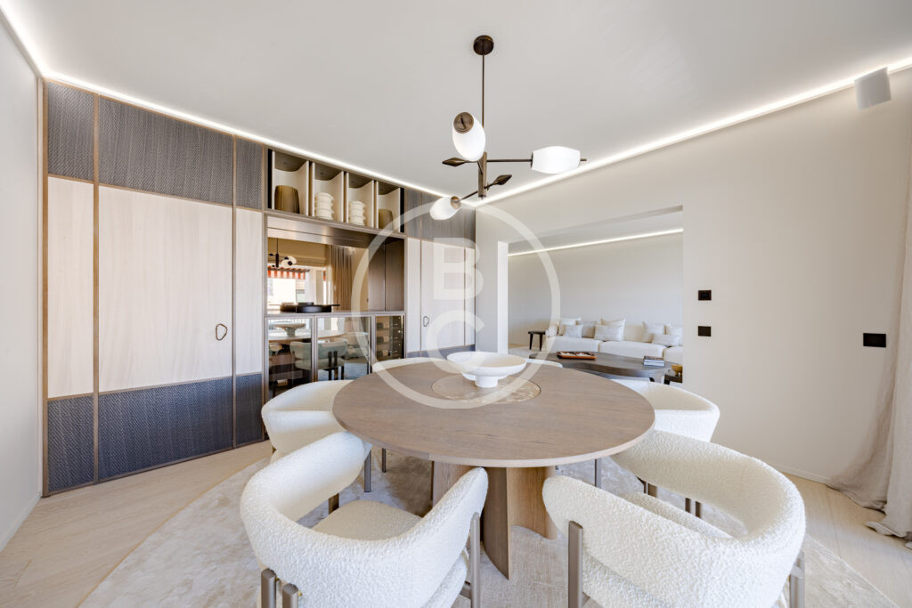 SPACIOUS & LUXURIOUS 4-PIECE GOLDEN SQUARE
