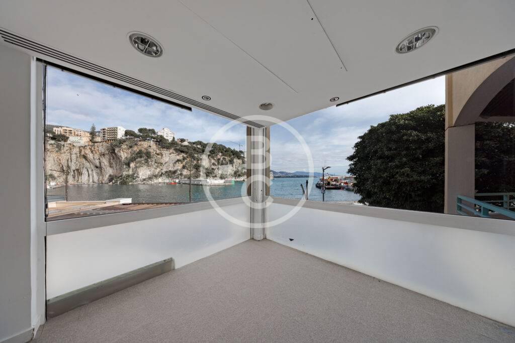 SPACIOUS OFFICES CLOSE TO THE SEA