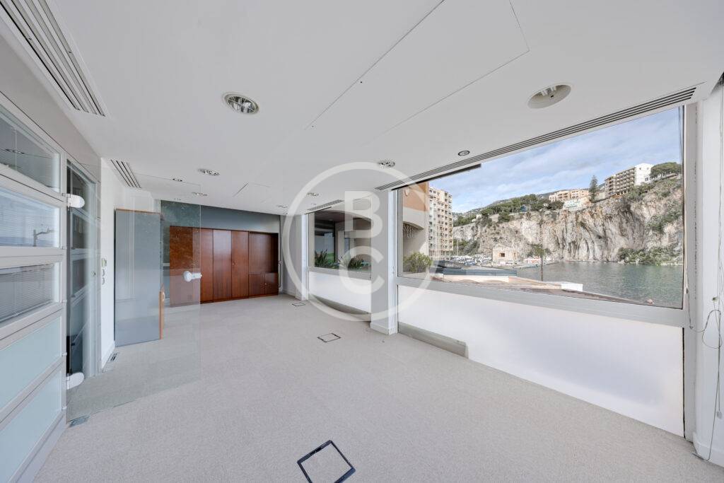 SPACIOUS OFFICES CLOSE TO THE SEA