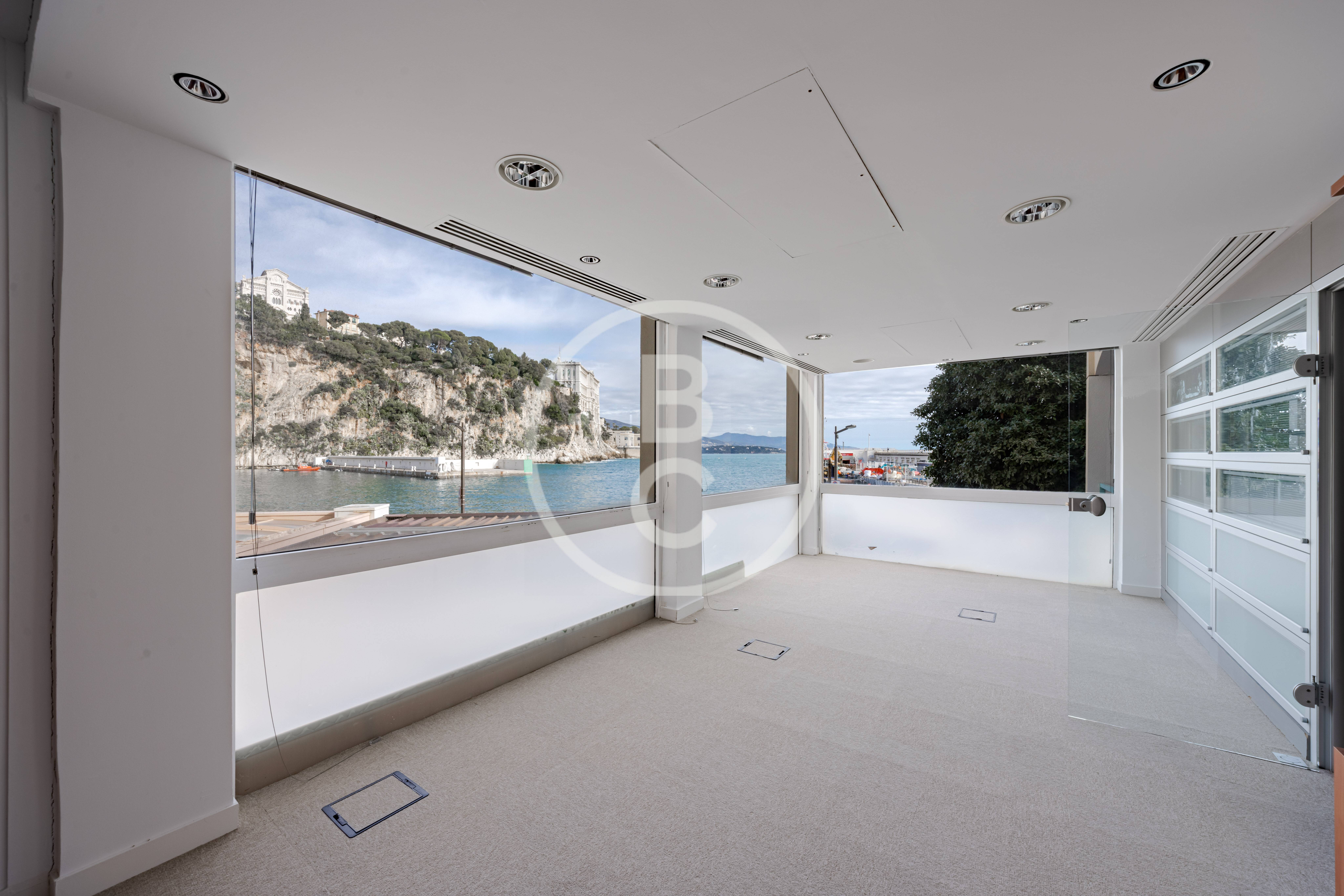 SPACIOUS OFFICES CLOSE TO THE SEA