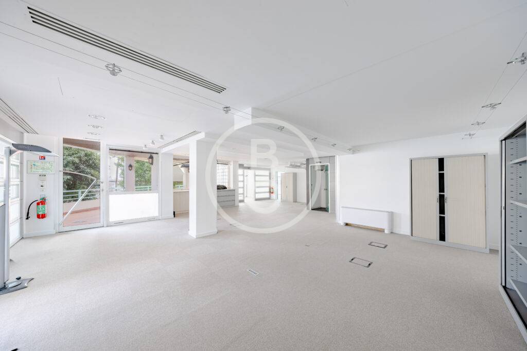 SPACIOUS OFFICES CLOSE TO THE SEA