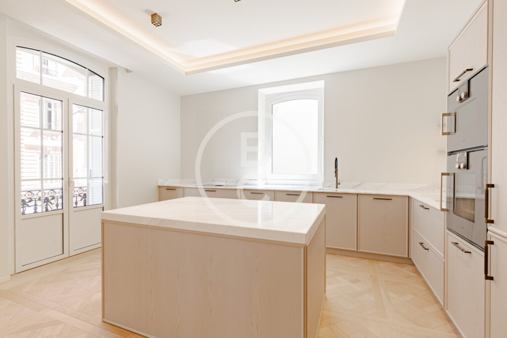 LUXURIOUS 4 BEDROOM APARTMENT