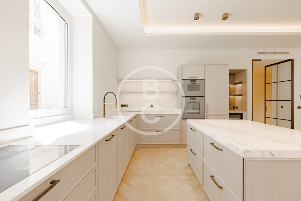 LUXURIOUS 4 BEDROOM APARTMENT