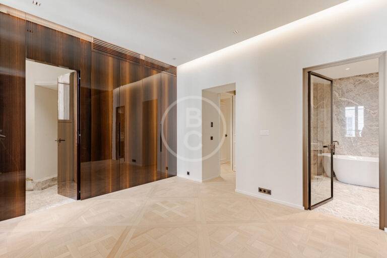 LUXURIOUS 4 BEDROOM APARTMENT