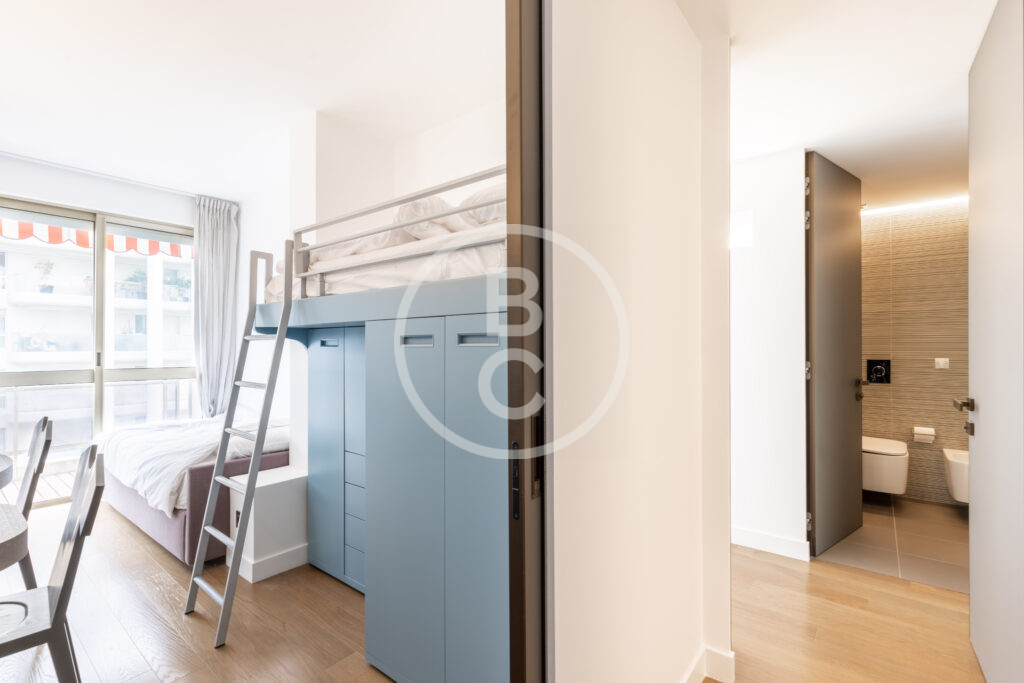 RENOVATED 2 BEDROOM WITH SEA VIEW