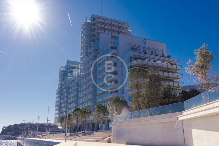 LUXURIOUS 3-BEDROOM APARTMENT WITH SEA AND MARINA VIEW