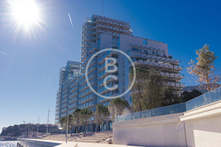 LUXURIOUS 3-BEDROOM APARTMENT WITH SEA AND MARINA VIEW