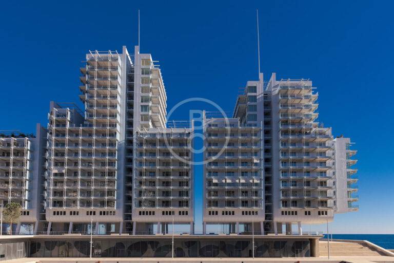 LUXURIOUS 3-BEDROOM APARTMENT WITH SEA AND MARINA VIEW