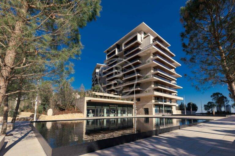 STUNNING DUPLEX - SEA VIEW