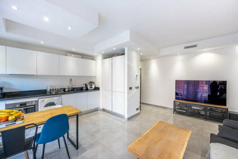 MIXED USE 3 ROOMS