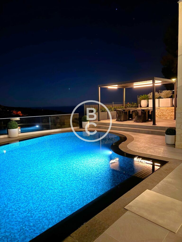 MODERN VILLA WITH POOL