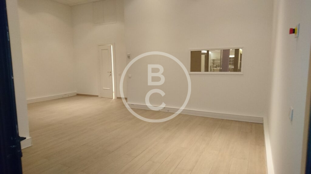 LARGE OFFICE WITH SHOP WINDOW