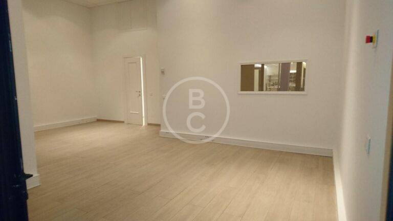 LARGE OFFICE WITH SHOP WINDOW