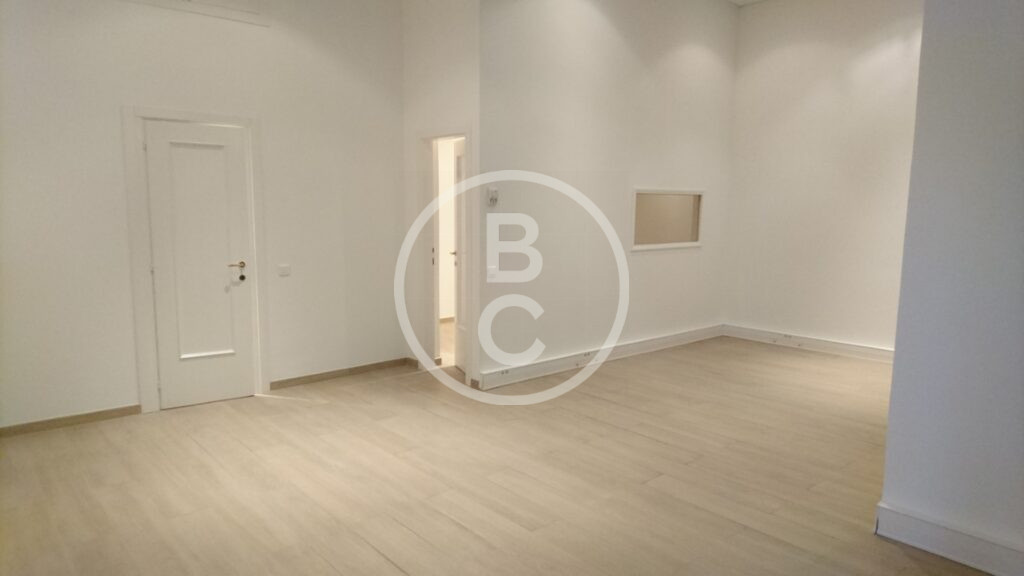 LARGE OFFICE WITH SHOP WINDOW