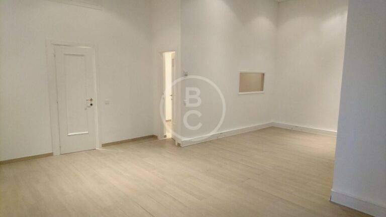 LARGE OFFICE WITH SHOP WINDOW
