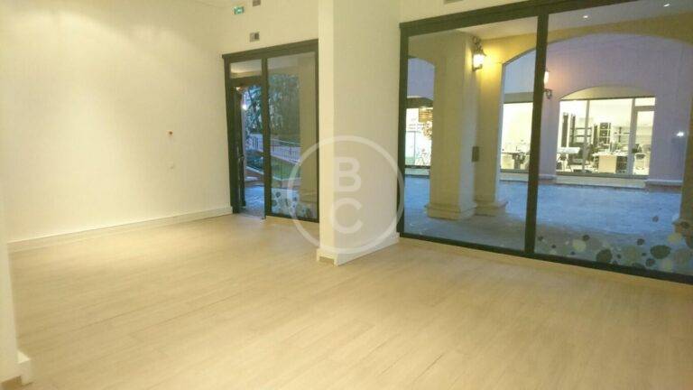 LARGE OFFICE WITH SHOP WINDOW