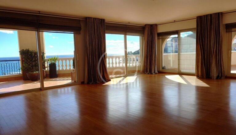 MAGNIFICENT 5 BEDROOM APARTMENT WITH PRIVATE POOL