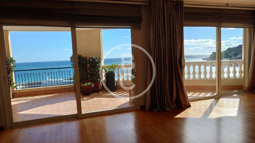 MAGNIFICENT 5 BEDROOM APARTMENT WITH PRIVATE POOL