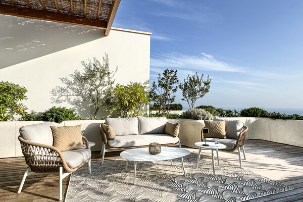 SOLE AGENT – MAGNIFICENT 2/3 BEDROOM APARTMENT SOLD FULLY FURNISHED