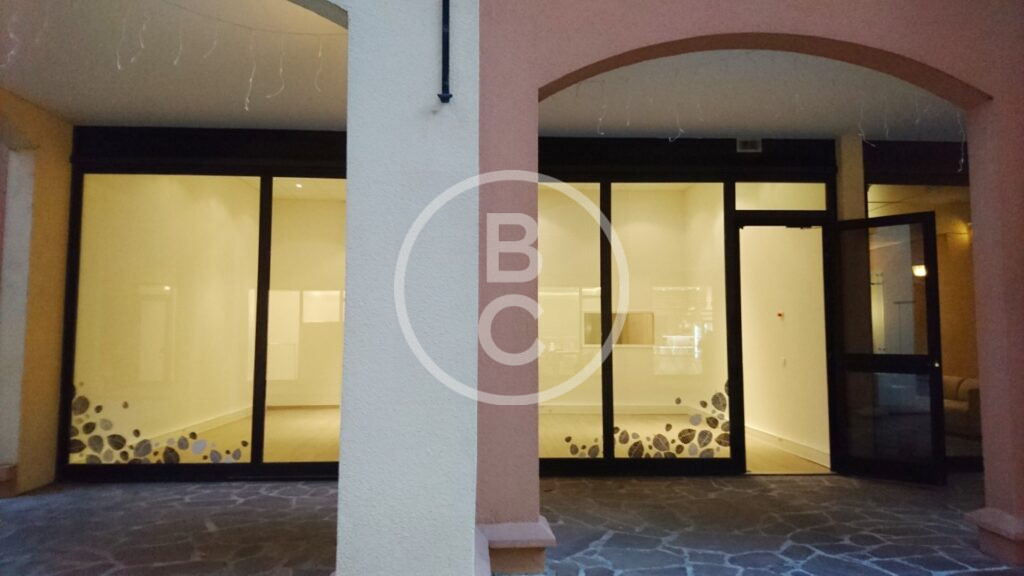 LARGE OFFICE WITH SHOP WINDOW