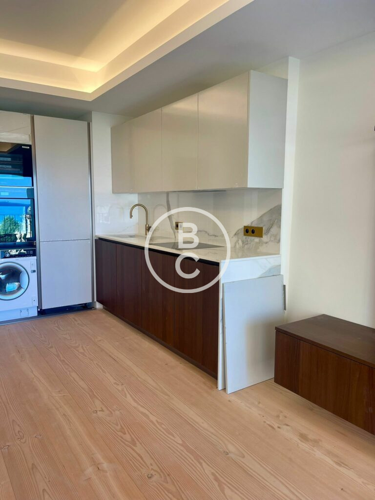BEAUTIFUL RENOVATED THREE-ROOM APARTMENT